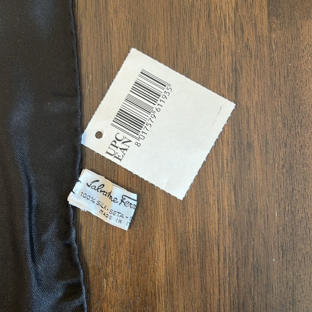 Salvatore Ferragamo 100%Silk Scarf with box - Picture 7 of 13